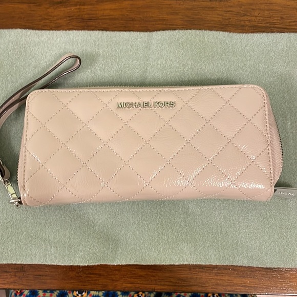 Michael Kors wristlet. Taupe / Tan - Picture 2 of 12